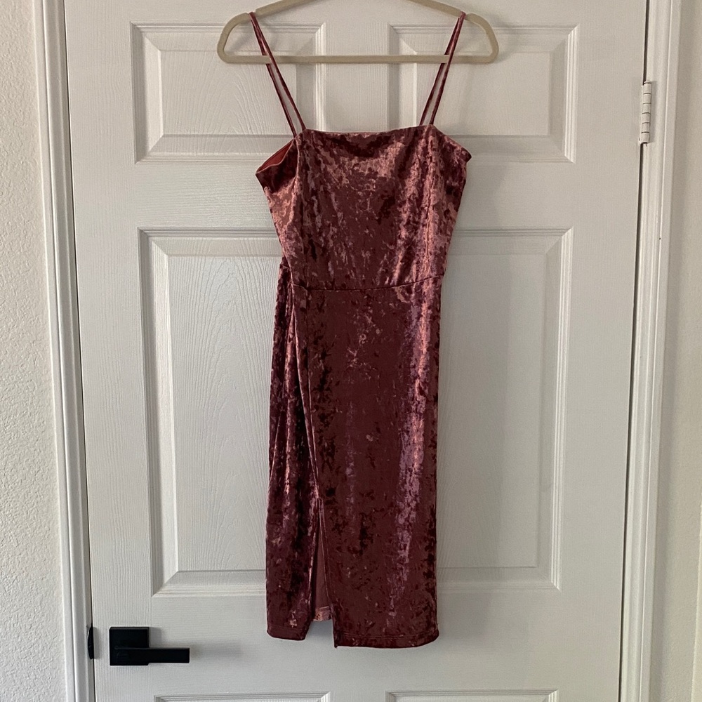 Chic Velvet Midi Dress in Rose by [Brand]